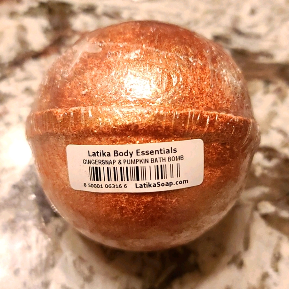 12/26 Latika gingersnap & pumpkin bath bomb
